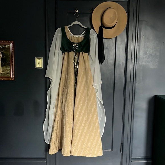 Handmade Renaissance gown - Picture 4 of 6